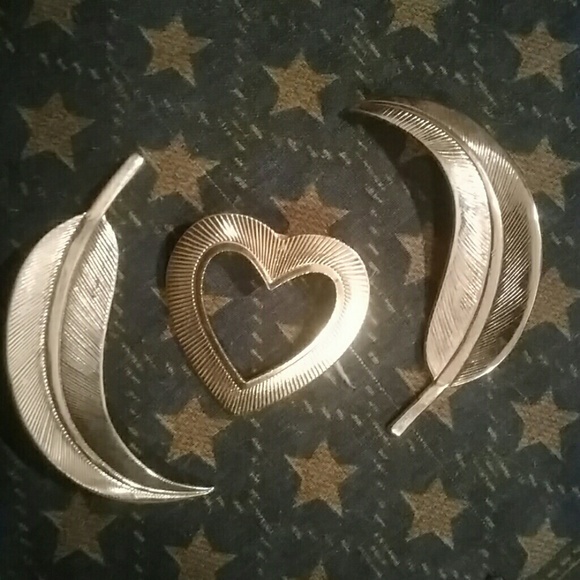 Vintage goldtone pins - Picture 2 of 4